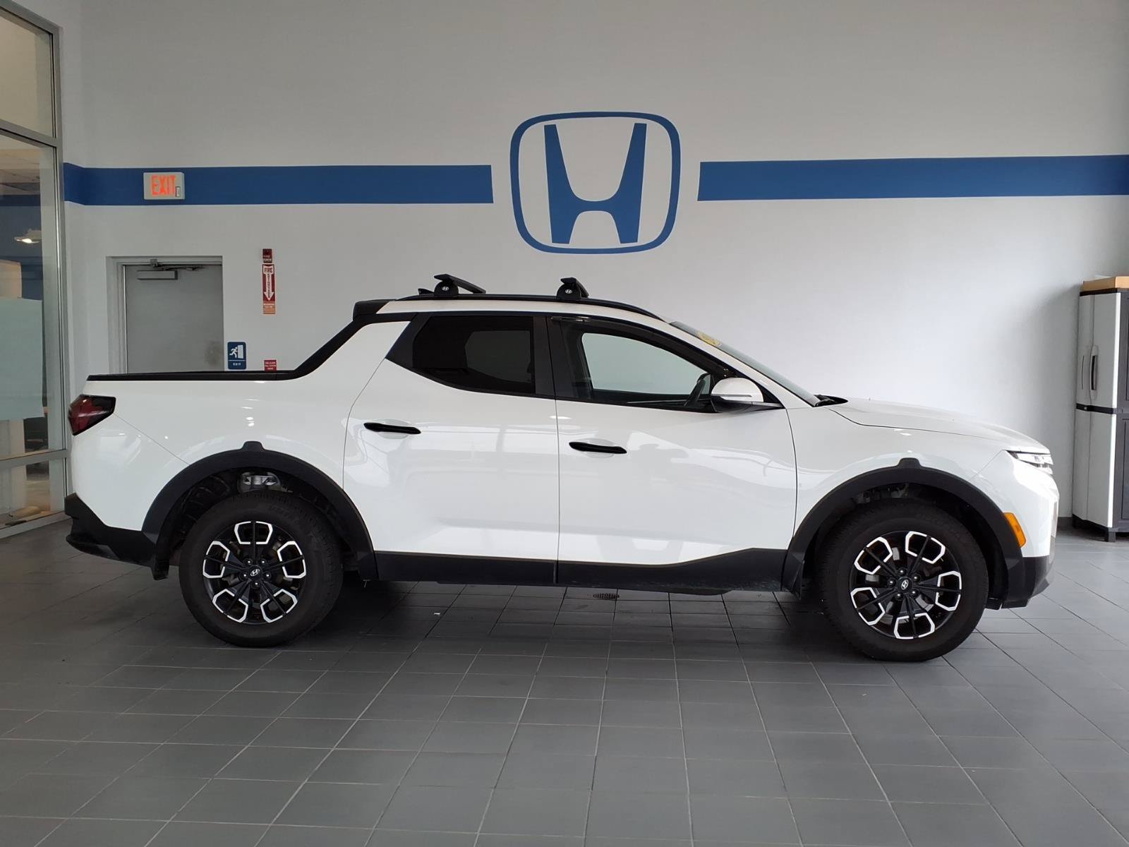 Used 2023 Hyundai Santa Cruz SEL w/ Activity Package AWD/4WD image 2