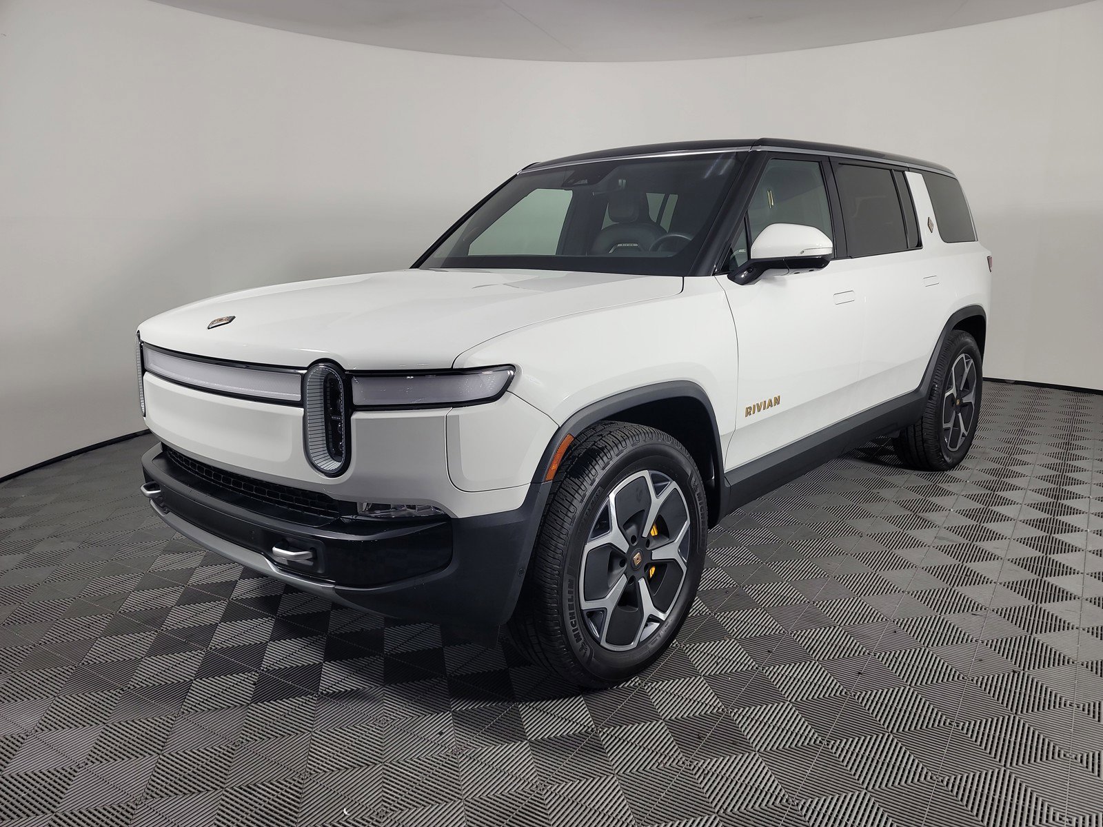 Used 2024 Rivian R1S Adventure image 1