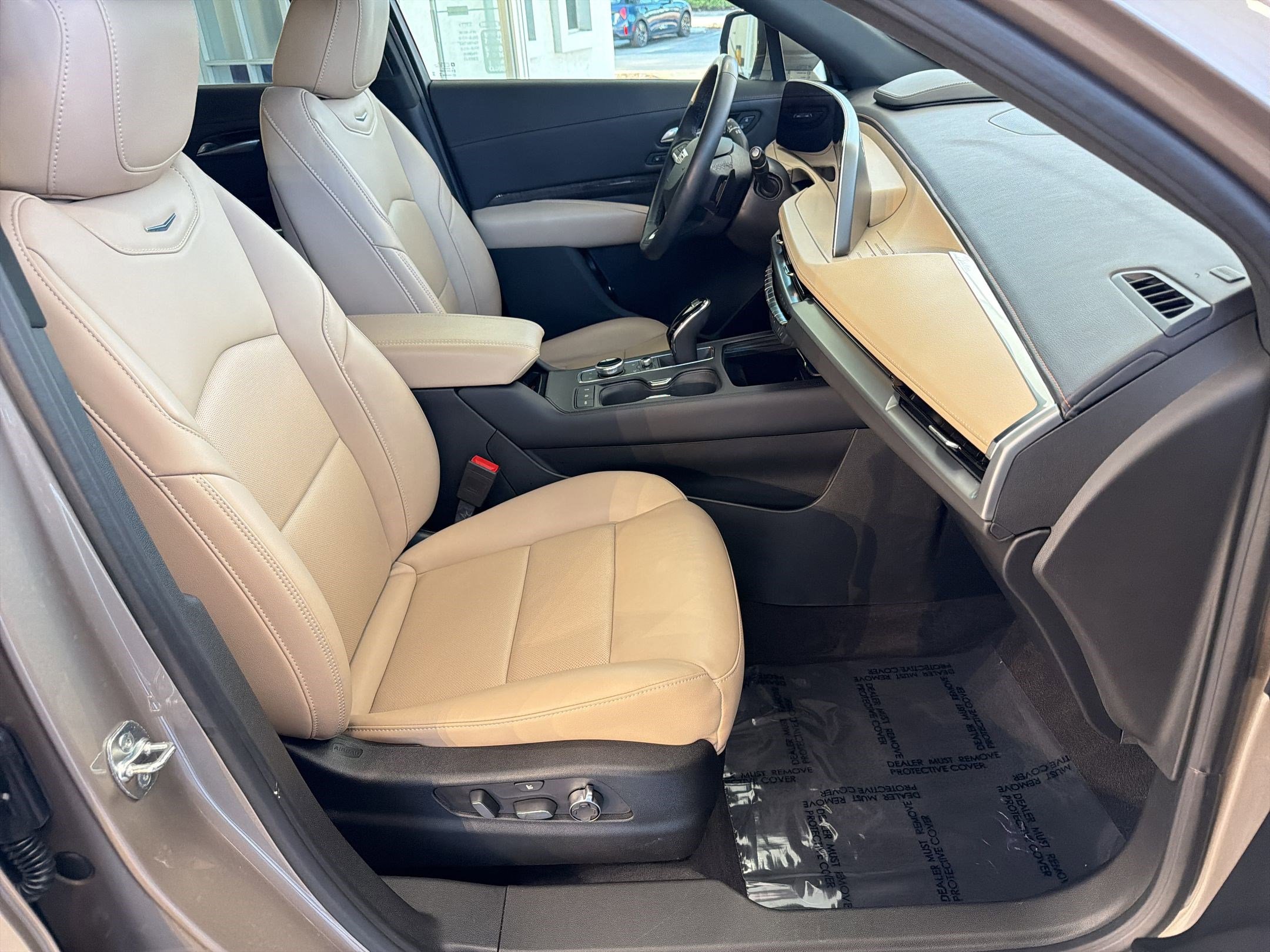 Used 2024 Cadillac XT4 Premium Luxury w/ Technology Package FWD image 29