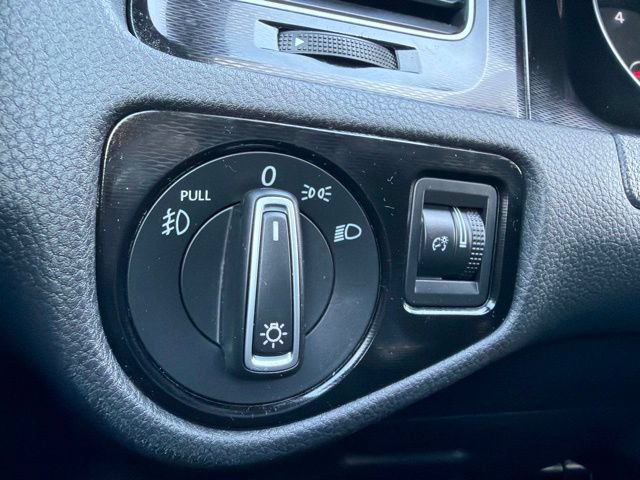 Used 2017 Volkswagen Golf 4-Door FWD image 30
