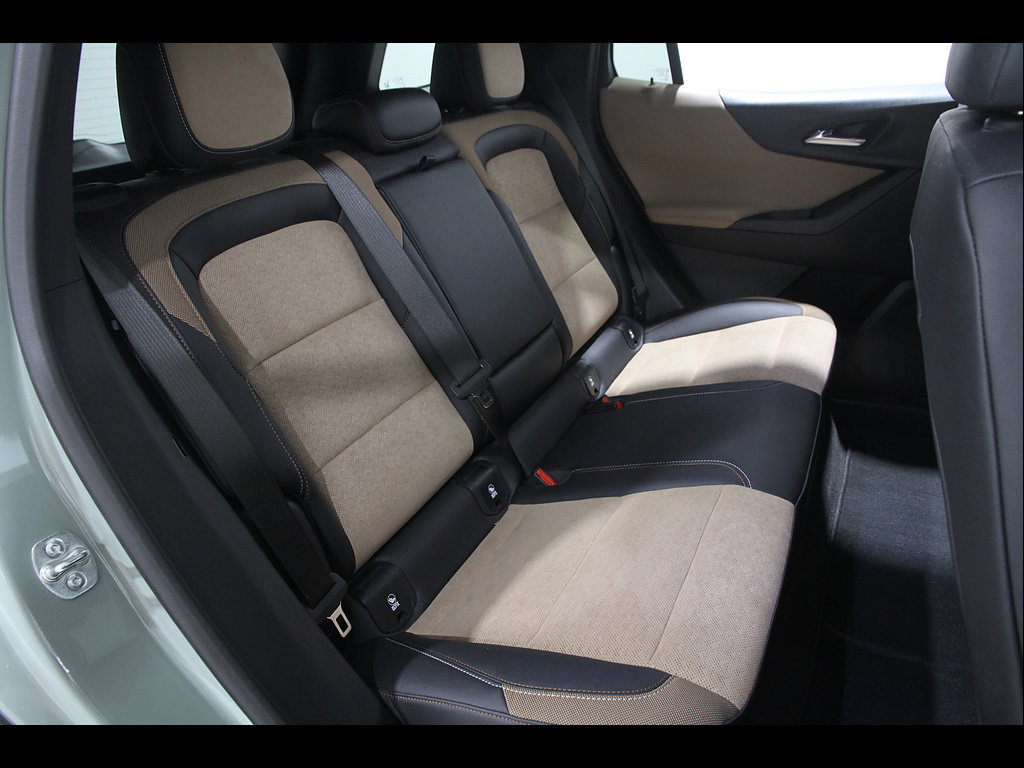 Used 2025 Chevrolet Equinox ACTIV w/ Safety and Technology Package AWD/4WD image 18