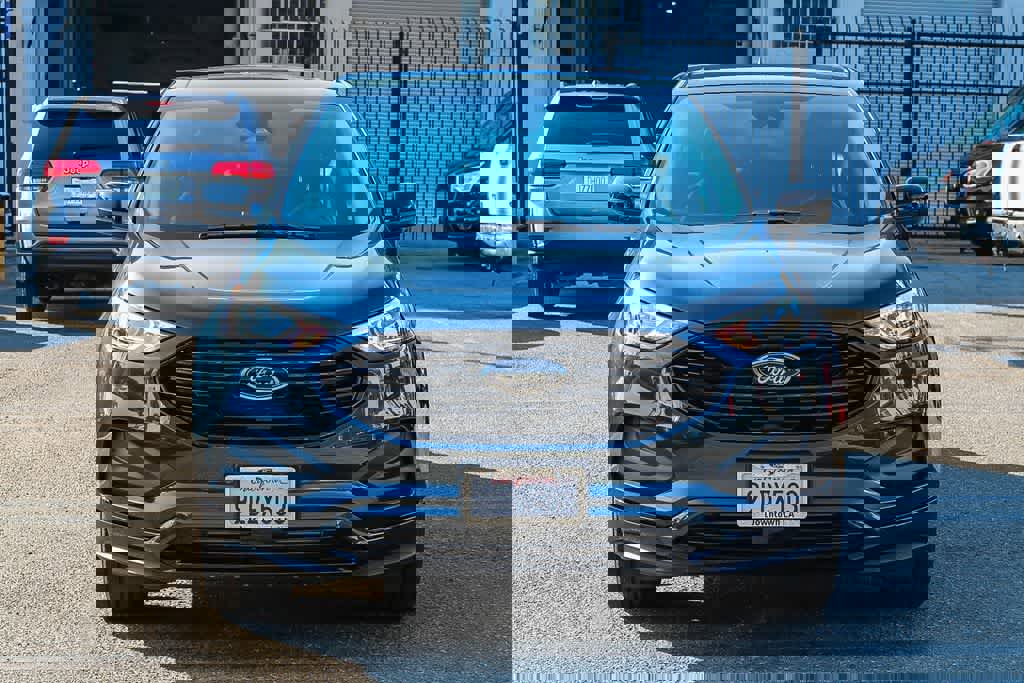 Used 2023 Ford Edge SE w/ Black Appearance Package image 2