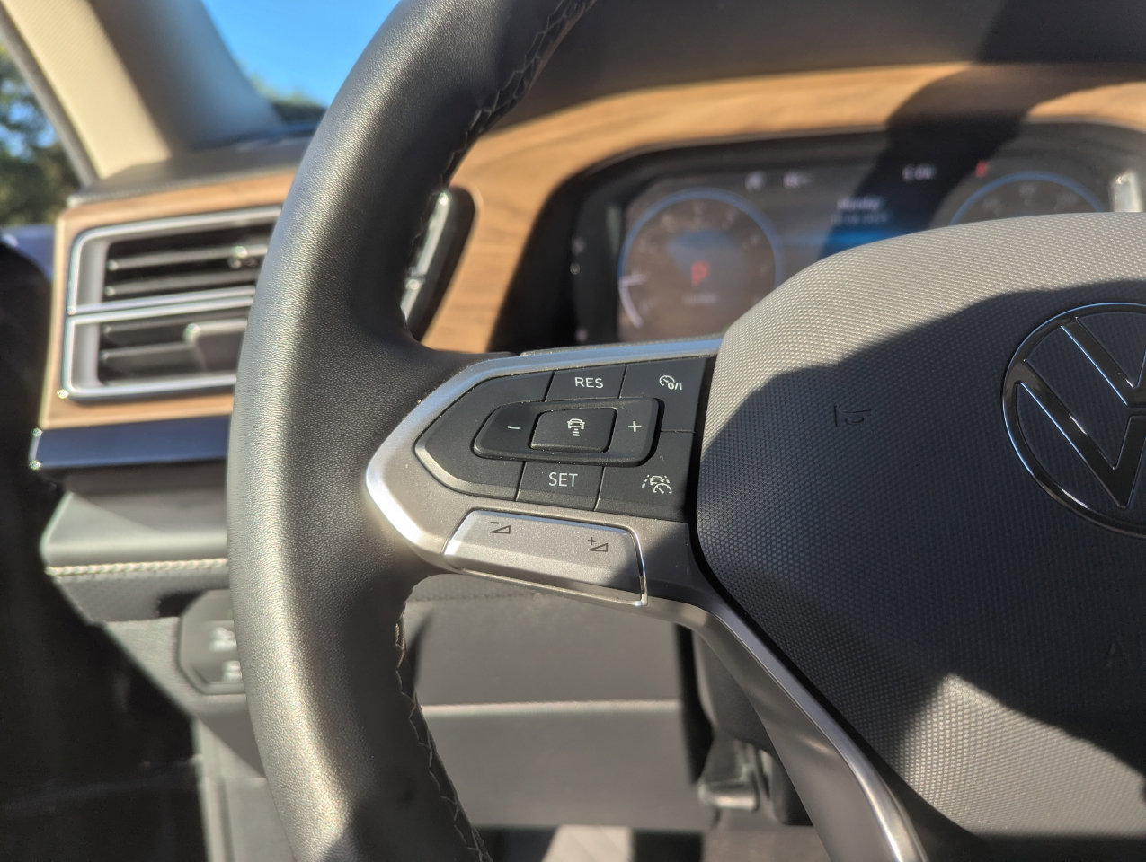 Used 2024 Volkswagen Atlas SE image 16