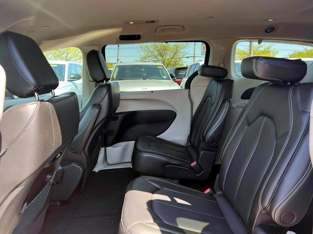 Certified 2023 Chrysler Pacifica Touring-L FWD image 13