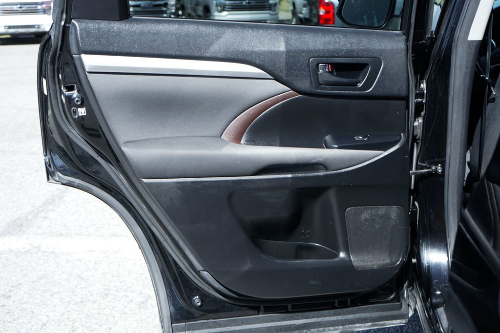 Used 2017 Toyota Highlander LE FWD image 29
