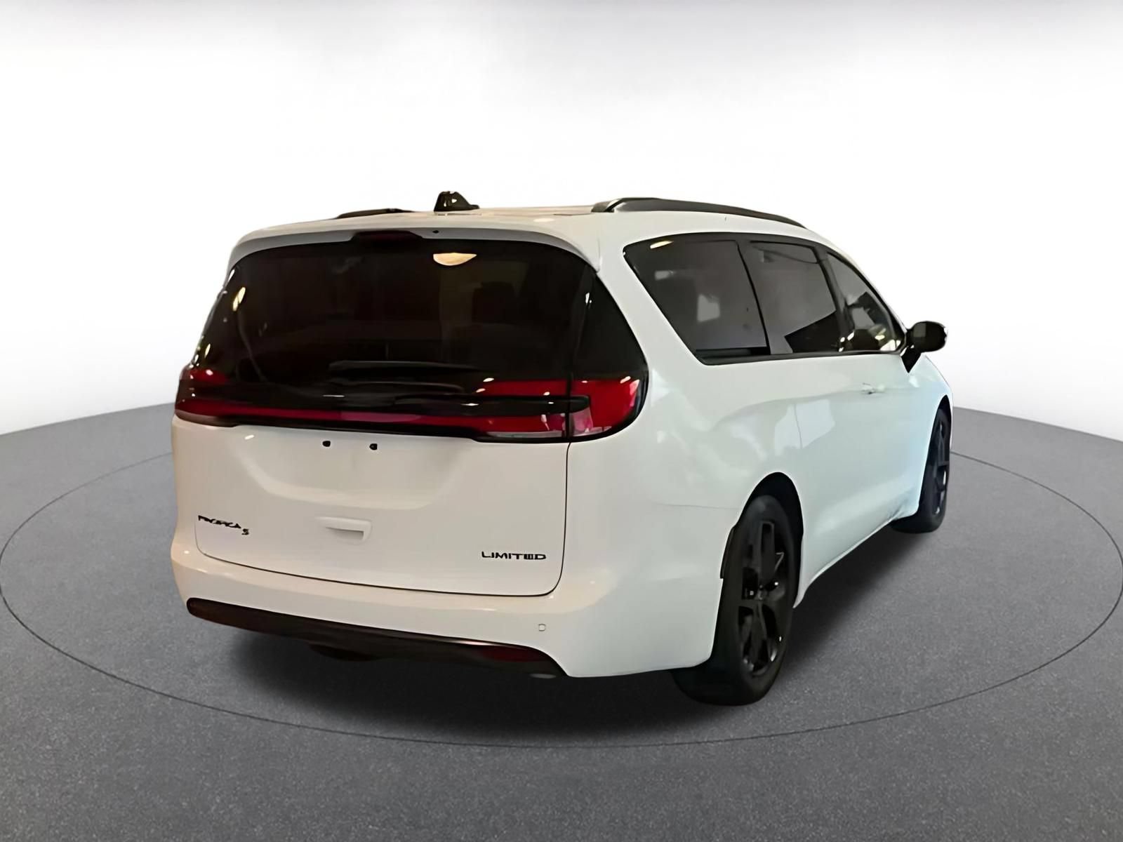 Used 2025 Chrysler Pacifica Limited FWD image 14