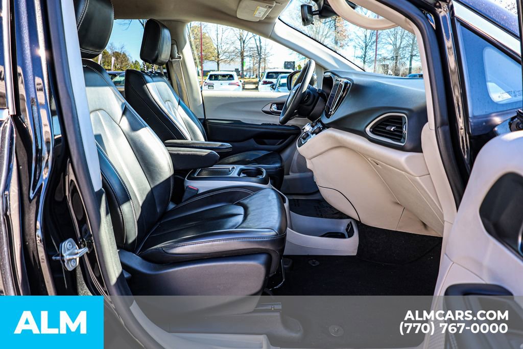 Used 2023 Chrysler Pacifica Touring-L image 23