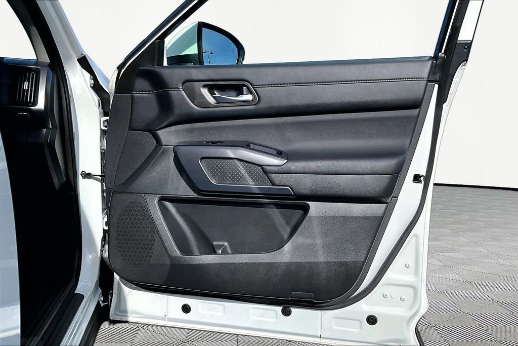 Used 2024 Nissan Pathfinder SL FWD image 24