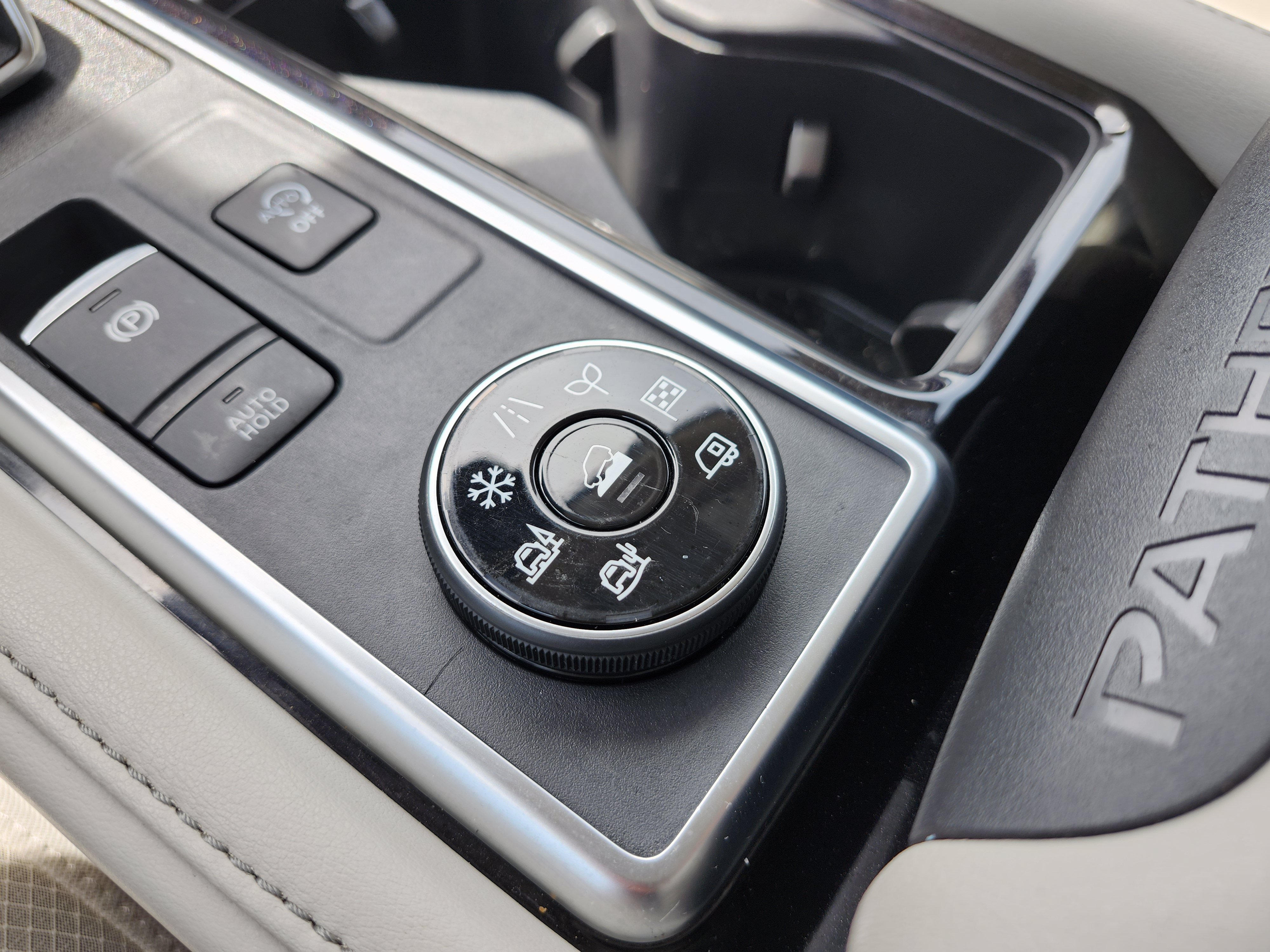 Used 2023 Nissan Pathfinder SL AWD/4WD image 10