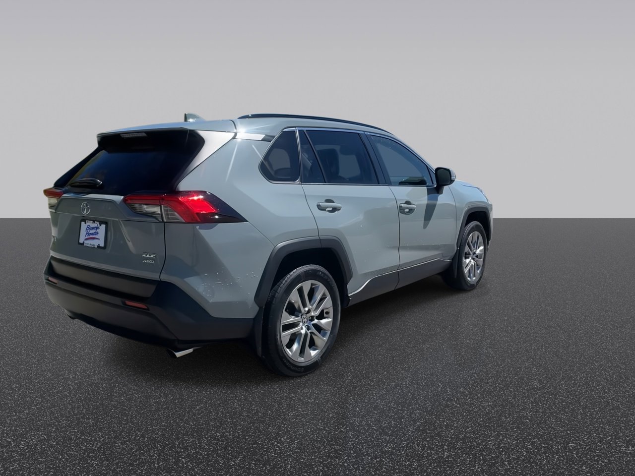 Used 2022 Toyota RAV4 XLE Premium AWD/4WD image 9