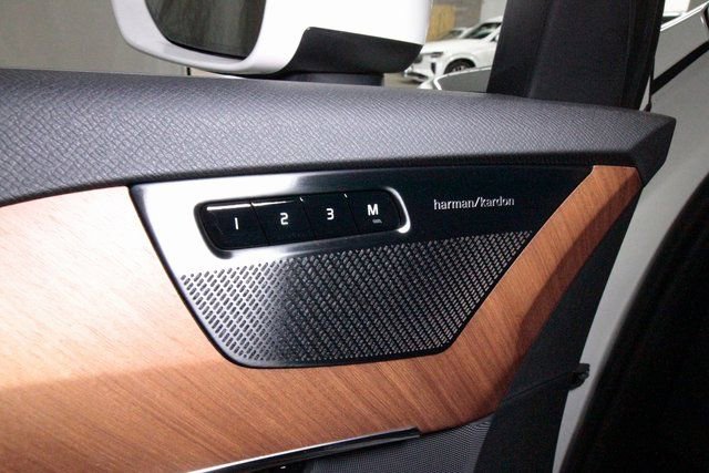 Used 2025 Volvo XC90 B6 Plus w/ Protection Package Premier image 19