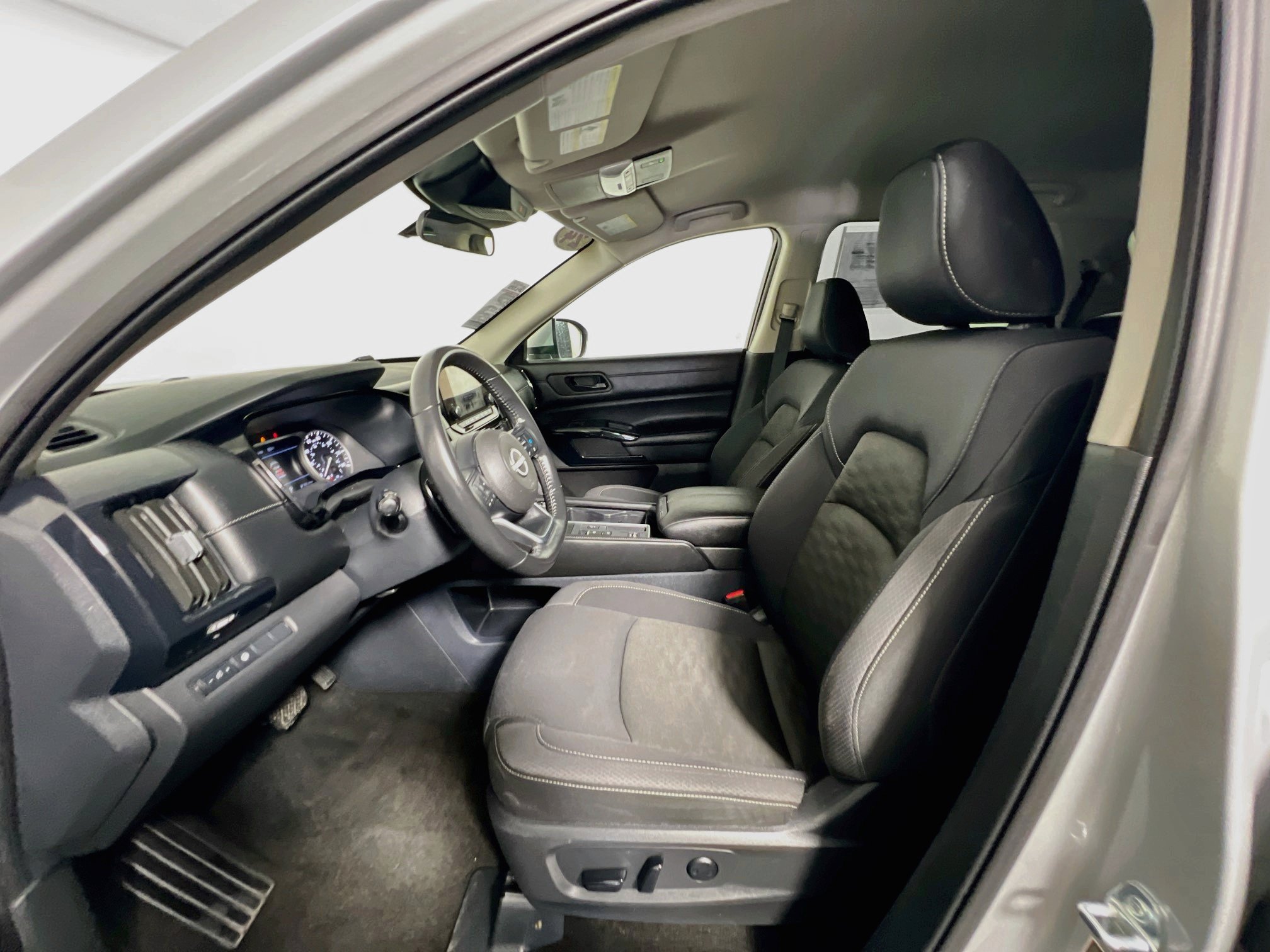 Used 2024 Nissan Pathfinder SV FWD image 14