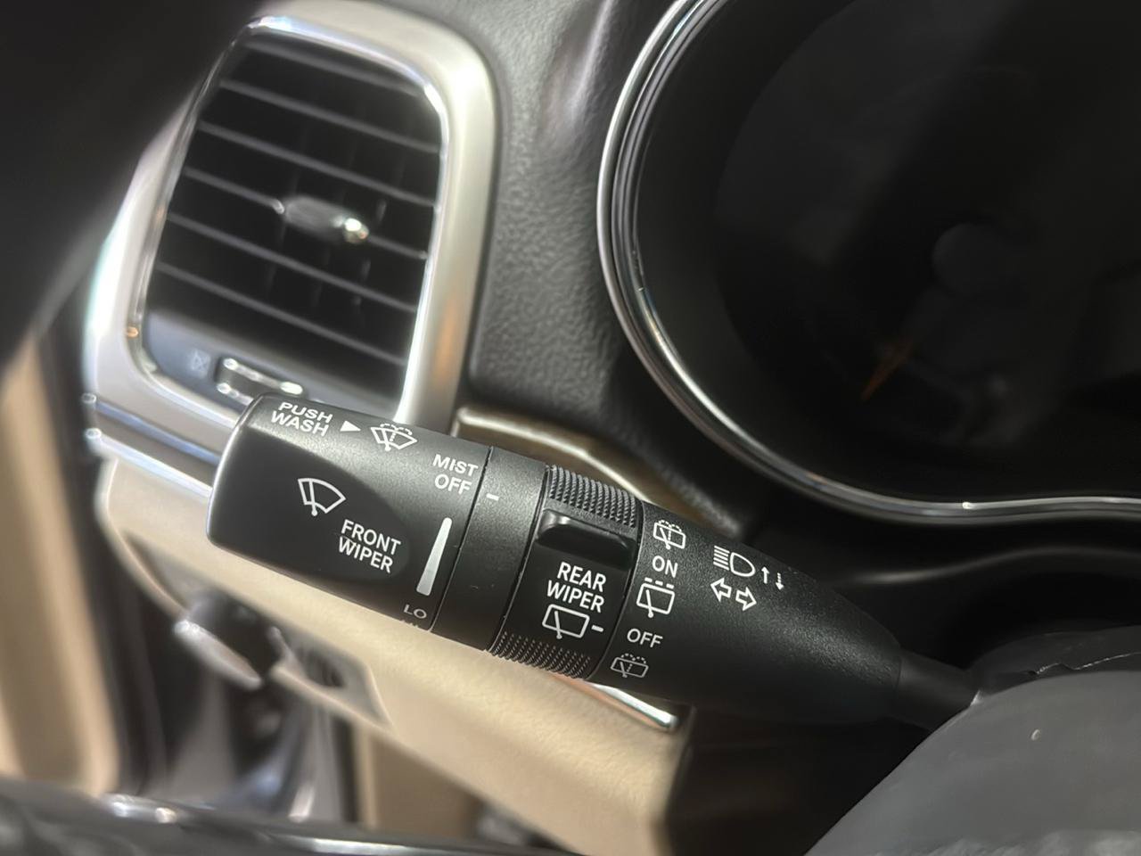 Used 2018 Jeep Grand Cherokee Limited w/ Luxury Group II AWD/4WD image 16