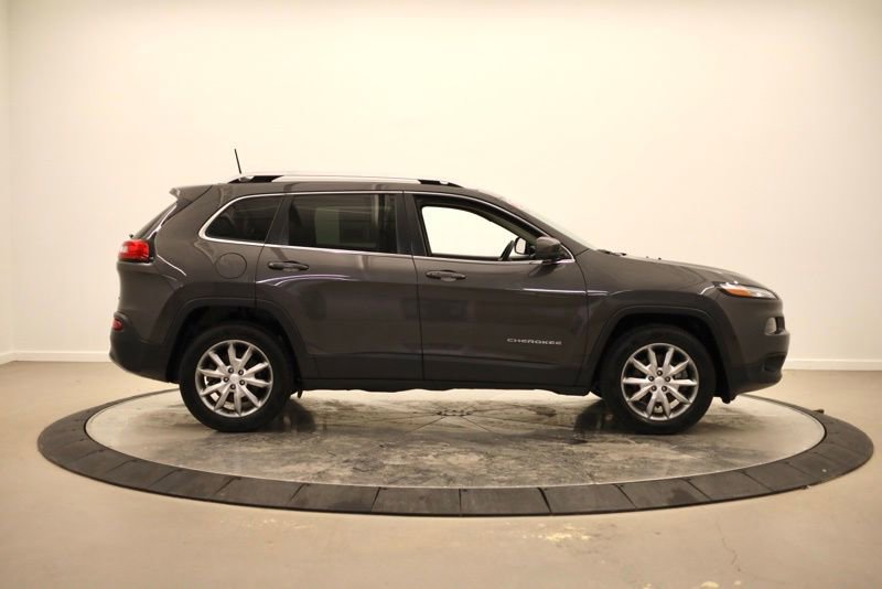 Used 2018 Jeep Cherokee Limited image 2