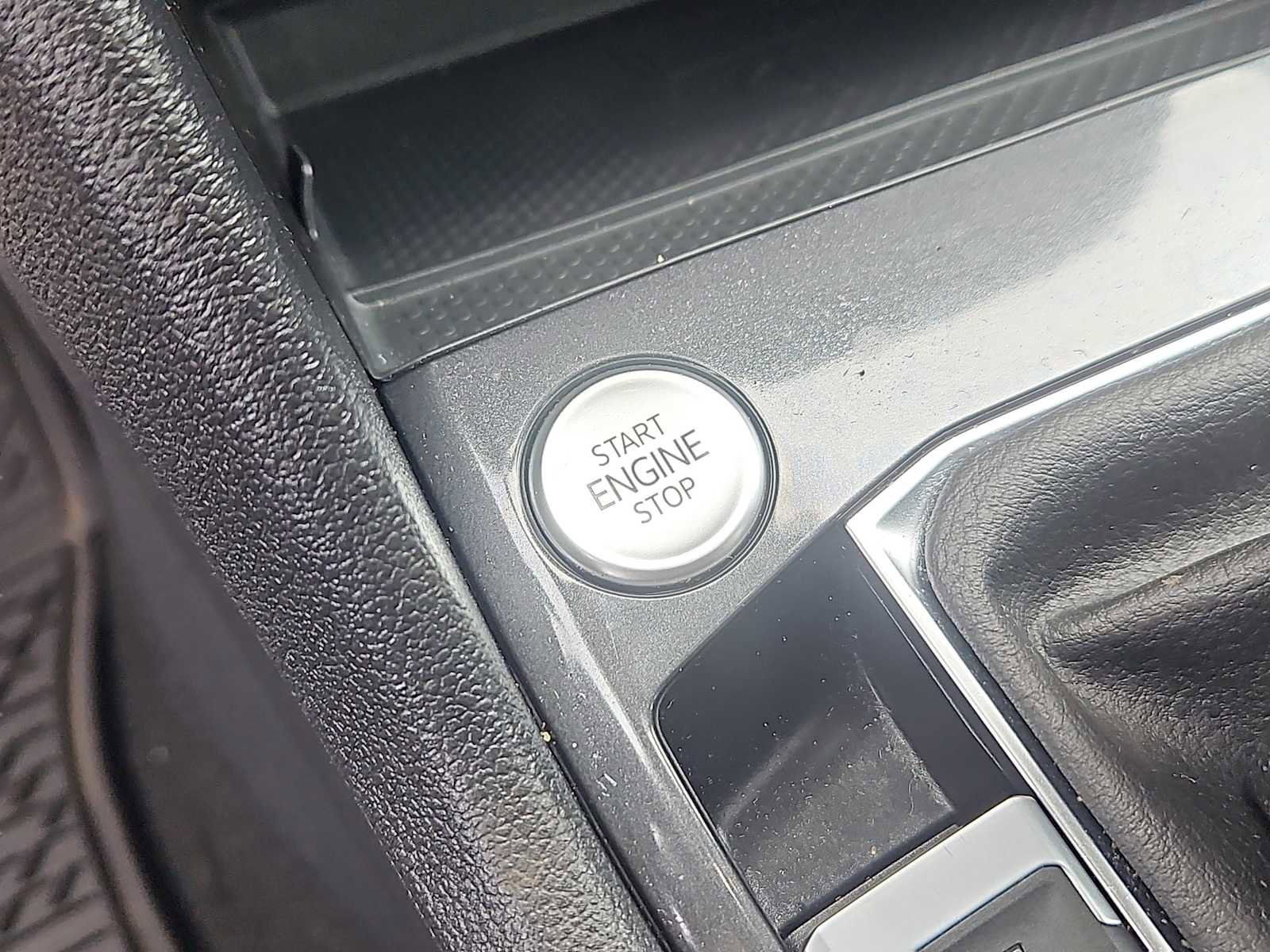 Used 2024 Volkswagen Tiguan SE R-Line image 24