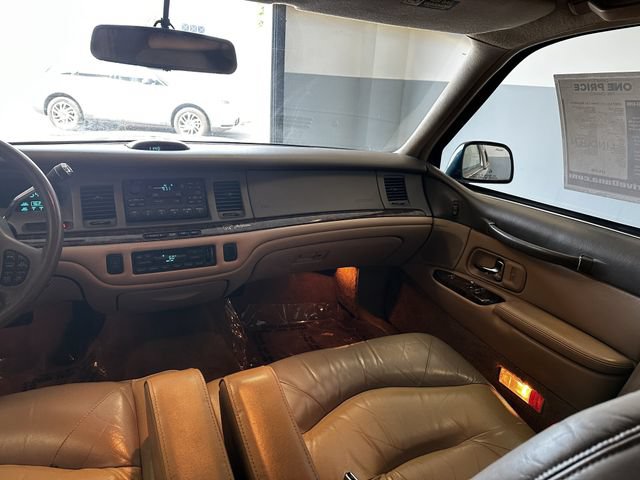 Used 1997 Lincoln Town Car Signature RWD image 16