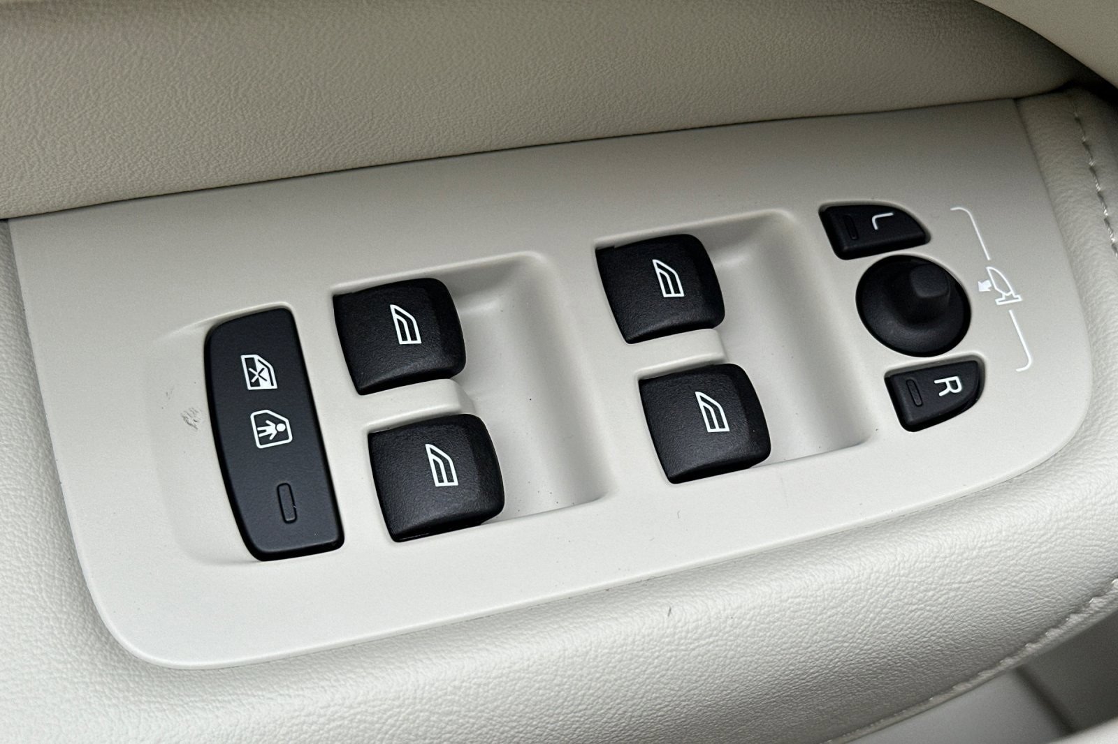 New 2026 Volvo XC60 B5 Ultra w/ Climate Package image 15