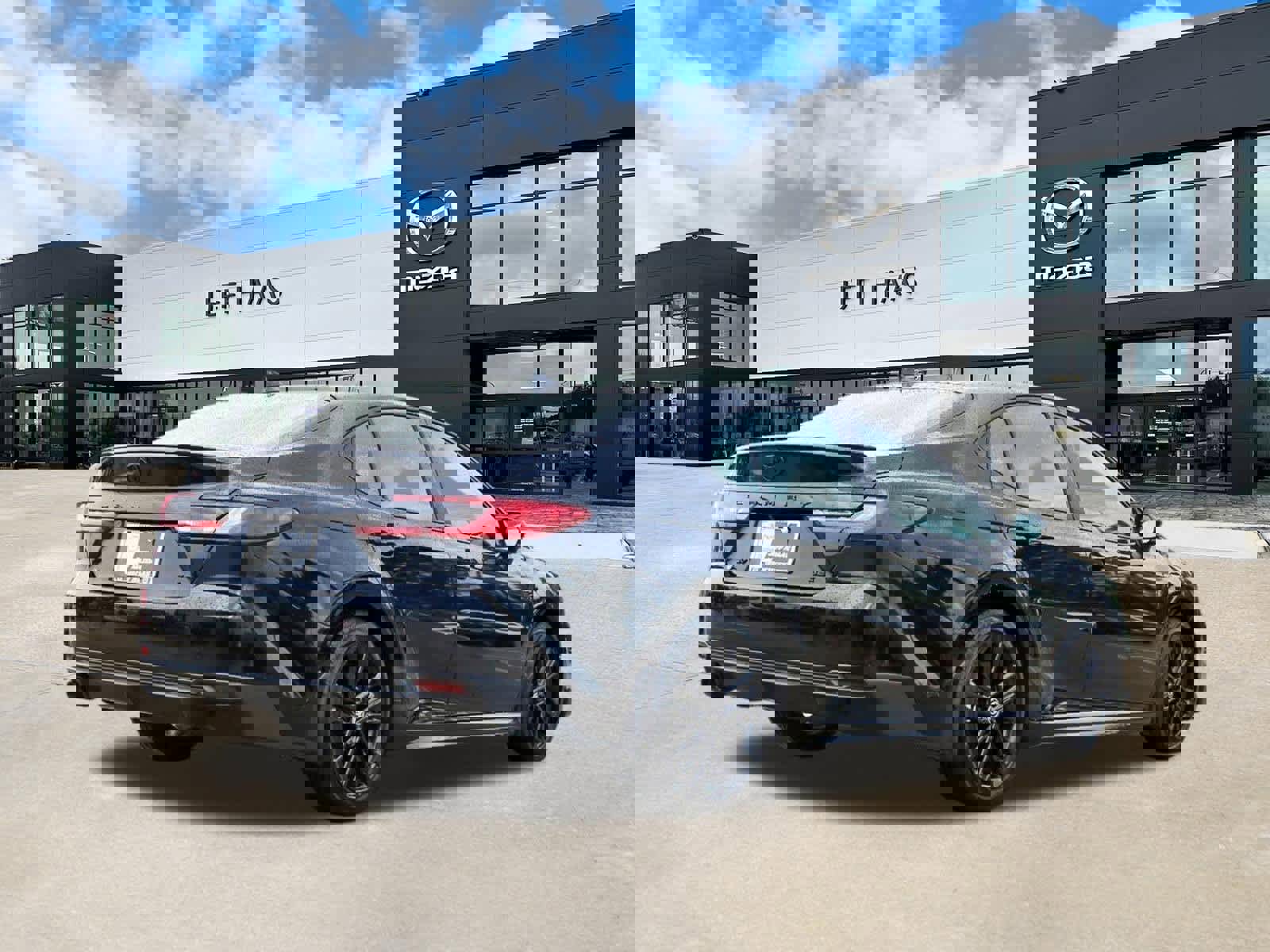 Used 2025 Toyota Camry SE w/ Convenience Package image 3