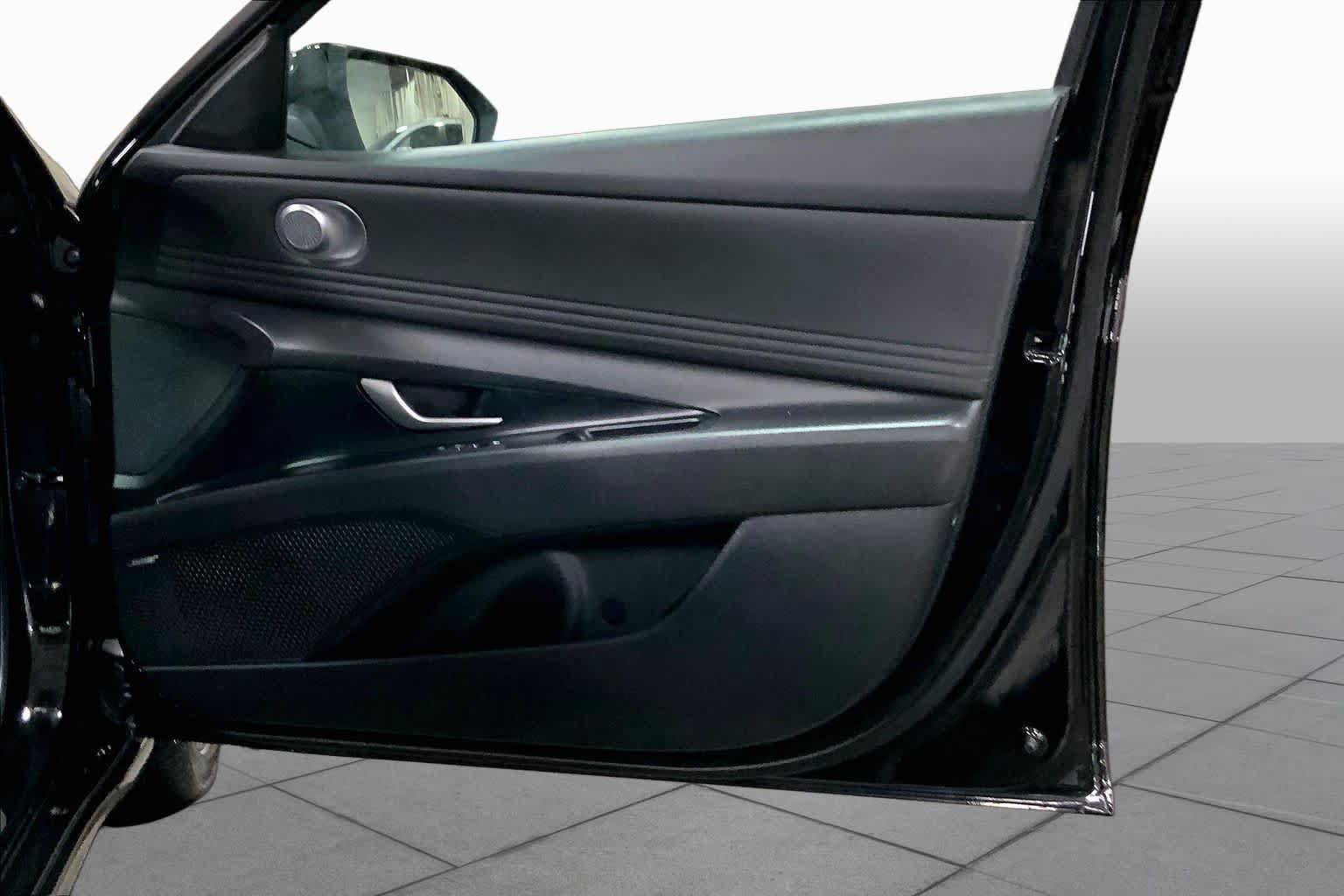 Used 2025 Hyundai Elantra Limited FWD image 23