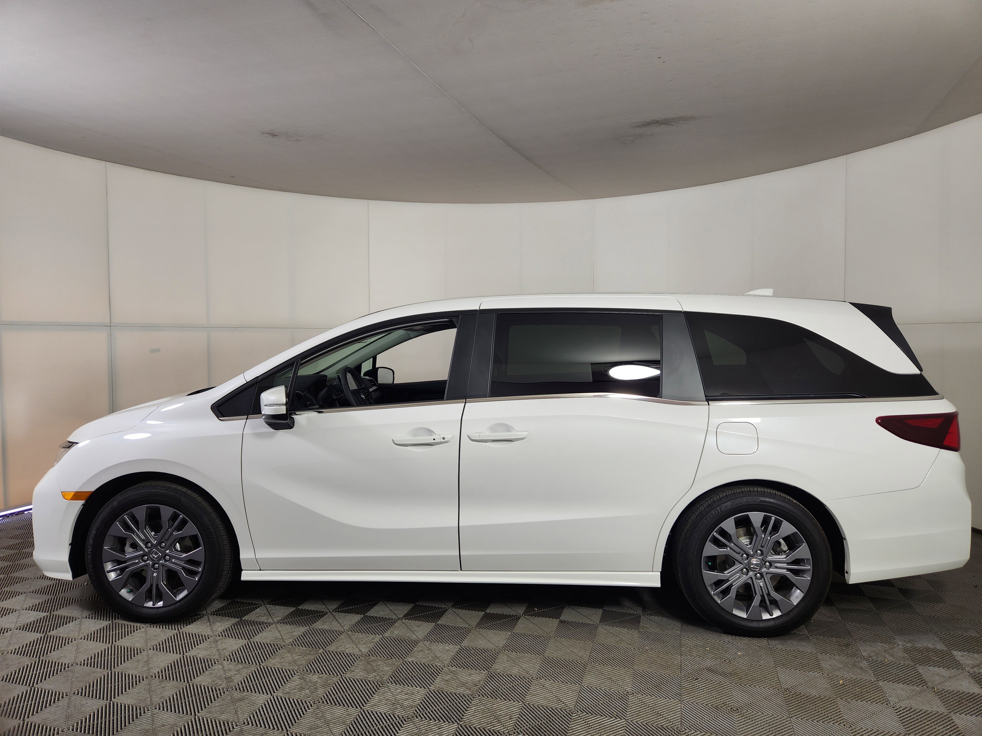 Used 2026 Honda Odyssey Touring image 4