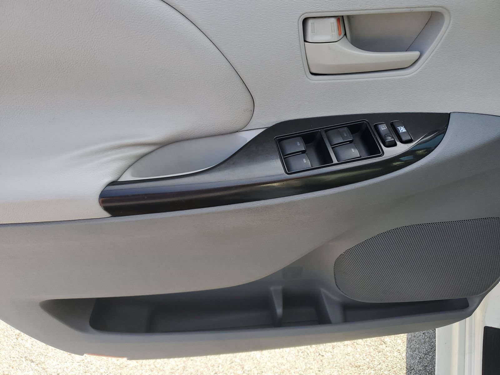 Used 2011 Toyota Sienna LE w/ Towing Pkg FWD image 18