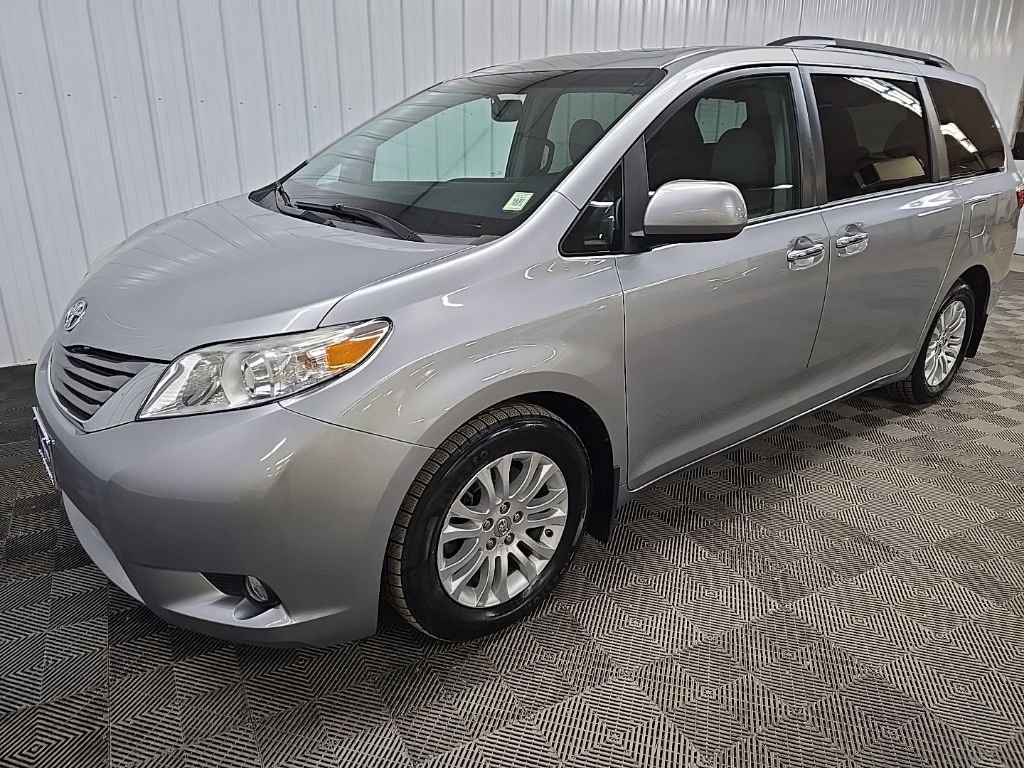 Used 2017 Toyota Sienna XLE w/ XLE Navigation Package image 8
