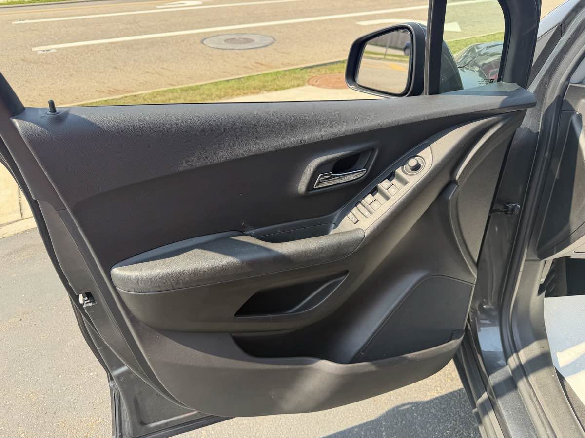 Used 2019 Chevrolet Trax LS w/ Tint and Cruise Package FWD image 11