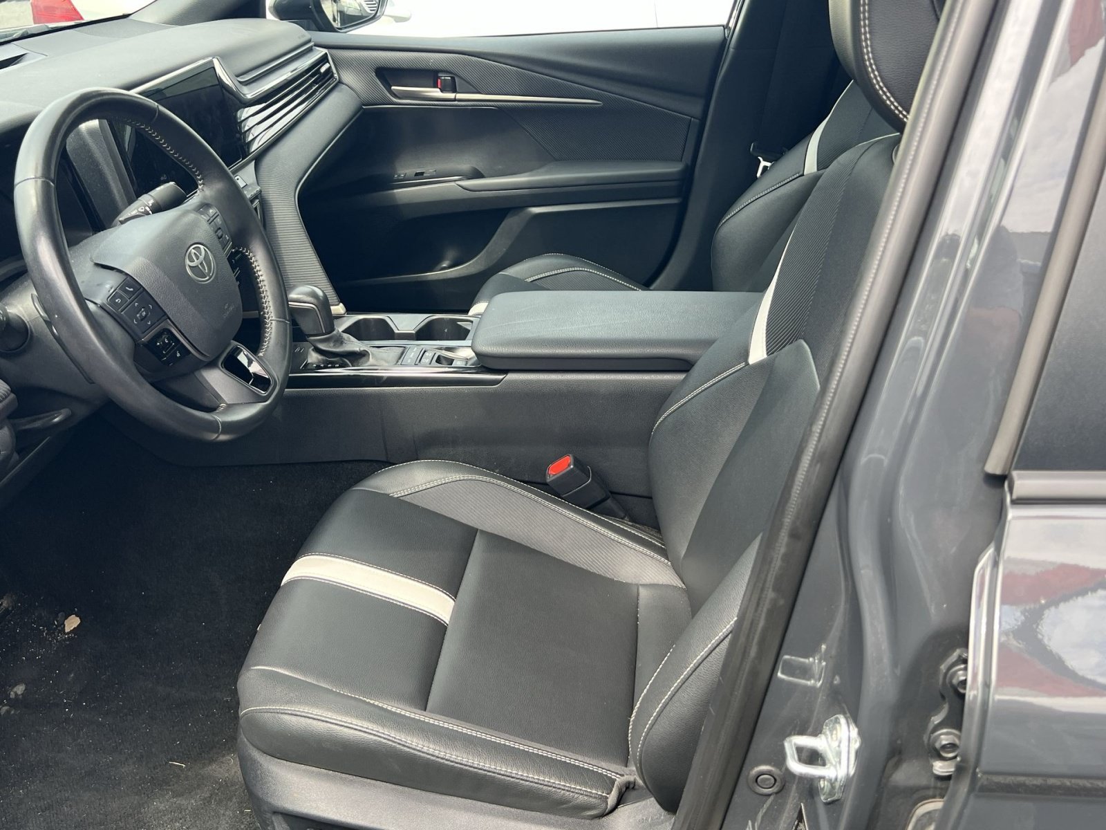 Used 2025 Toyota Camry SE FWD image 10