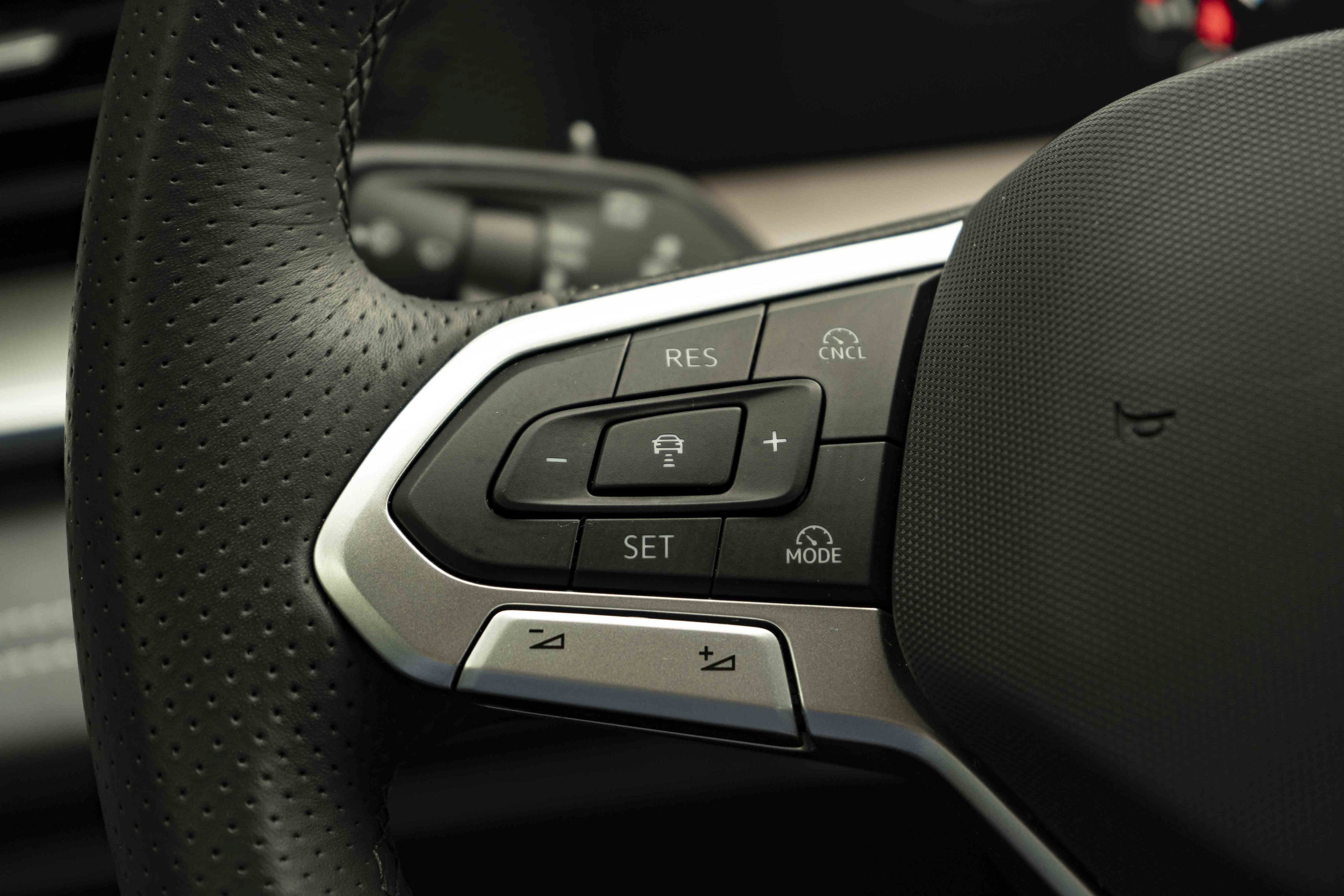 Certified 2026 Volkswagen Tiguan SE R-Line FWD image 19