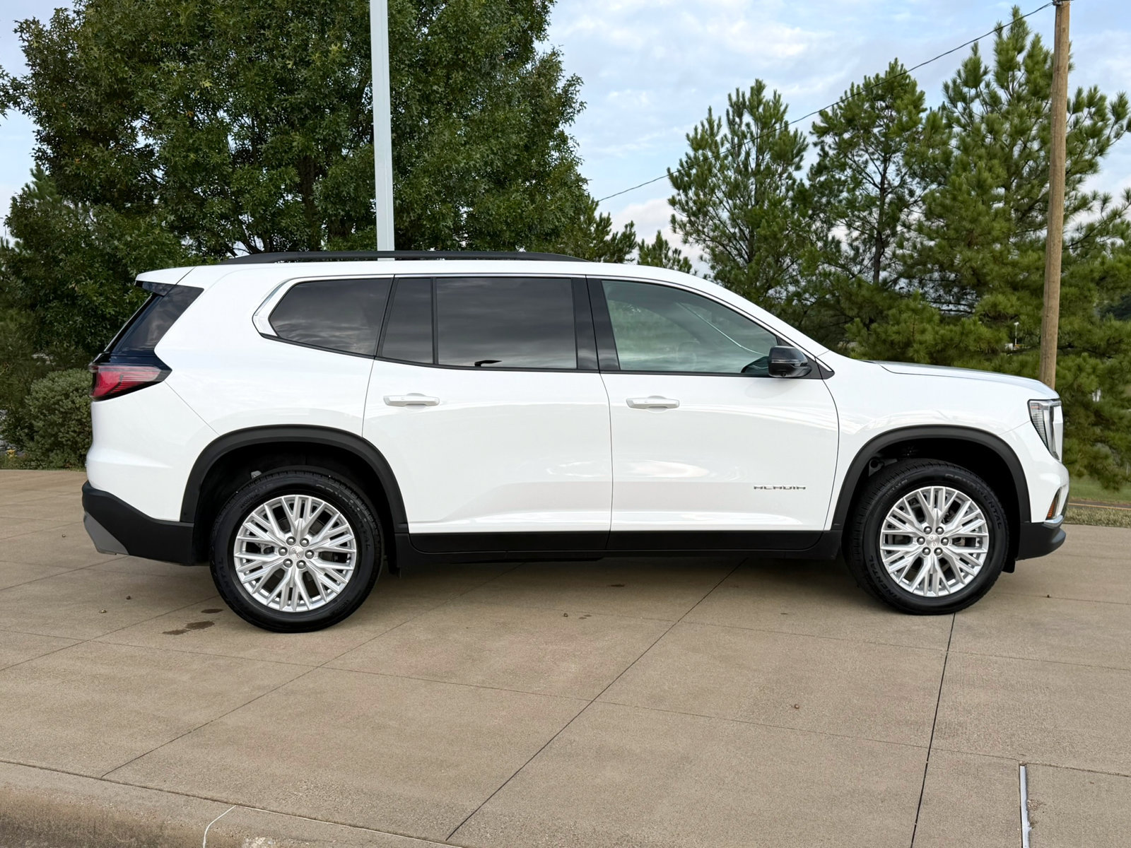 Used 2026 GMC Acadia Elevation w/ Elevation Premium Package FWD image 7