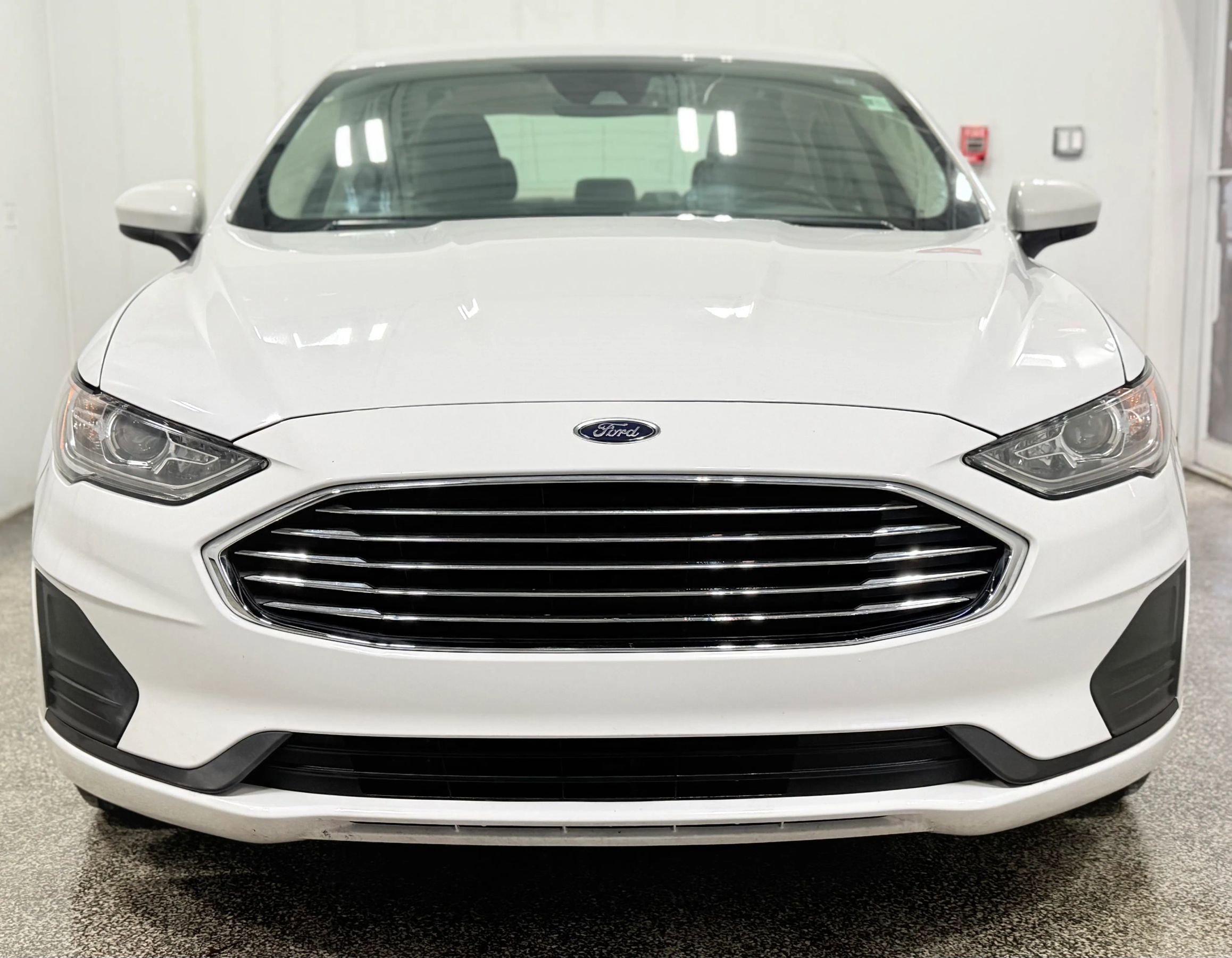 Used 2019 Ford Fusion SE image 2
