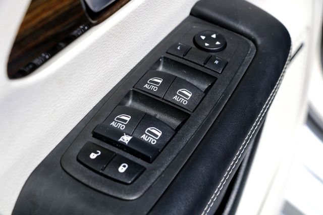 Used 2022 Chrysler Pacifica Limited w/ Uconnect Theater Family Group image 21