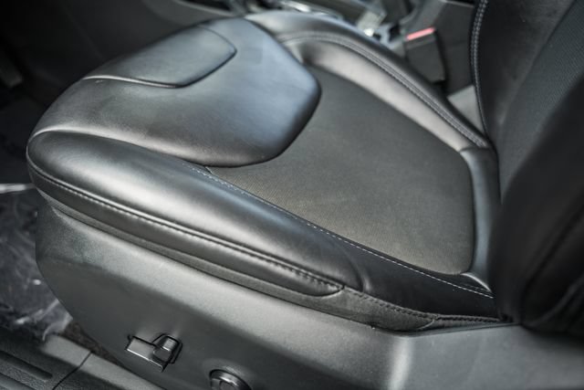 Used 2019 Jeep Cherokee Latitude Plus FWD image 32