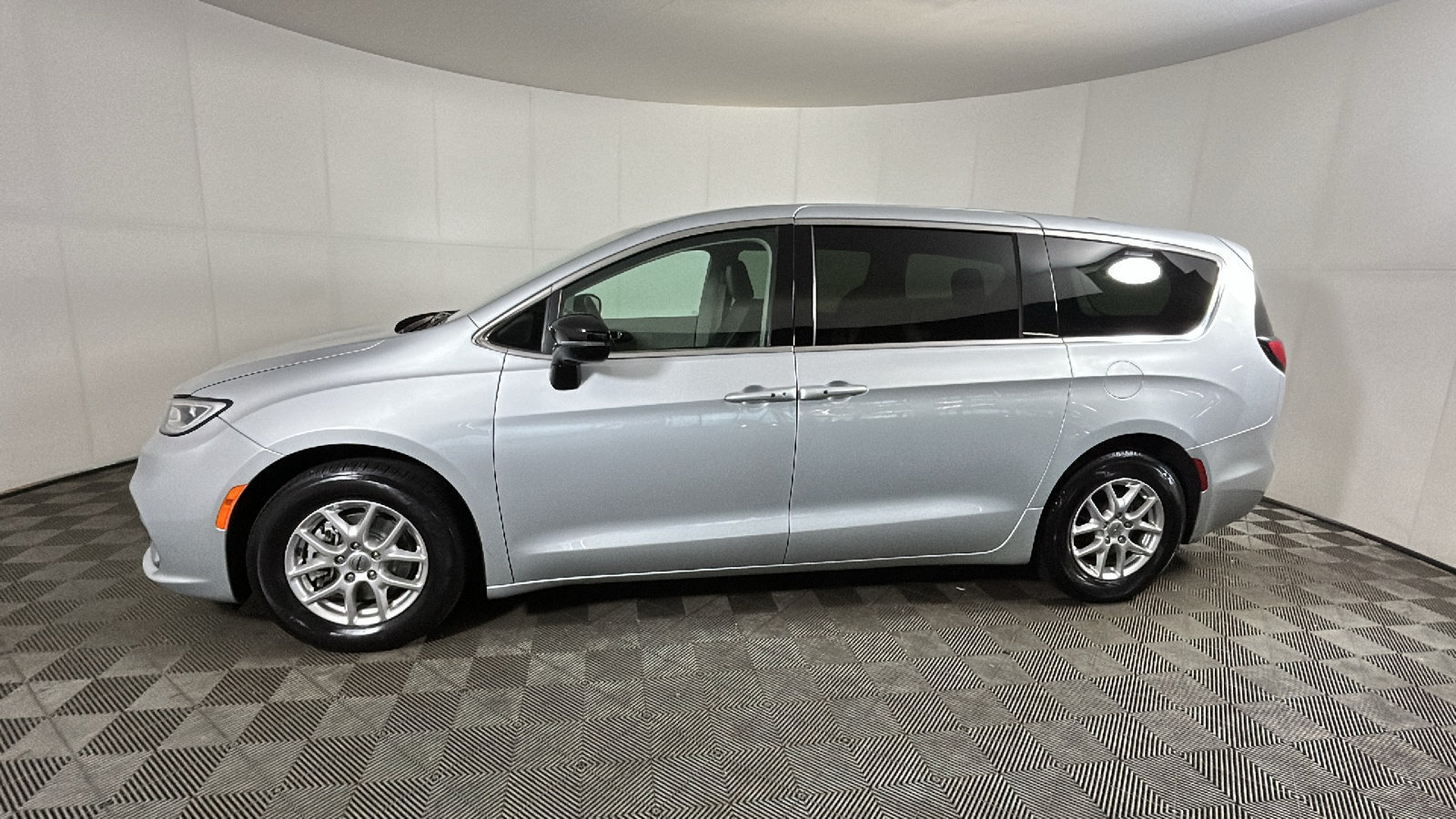 Used 2024 Chrysler Pacifica Touring-L FWD image 6