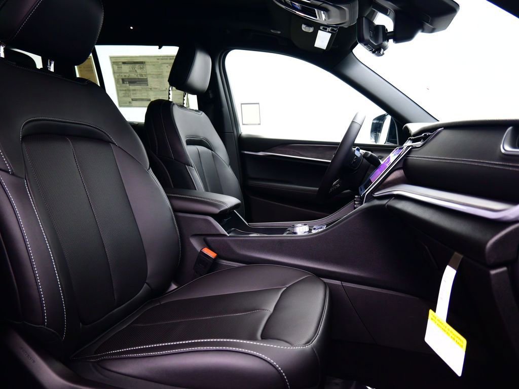 New 2025 Jeep Grand Cherokee Limited 4xe w/ Luxury Tech Group II image 16