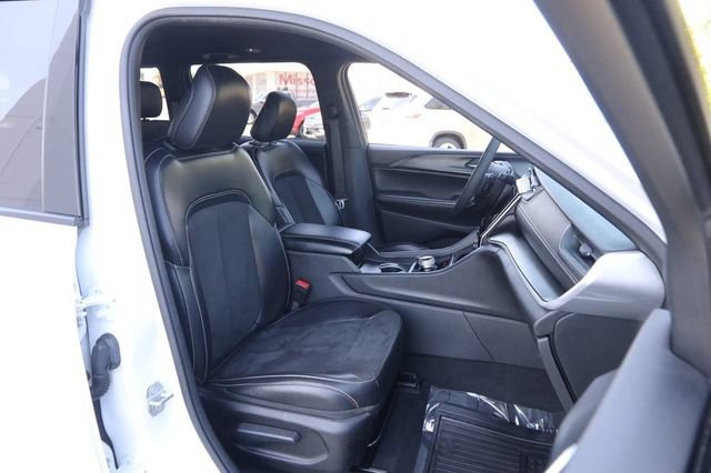 Used 2024 Jeep Grand Cherokee Altitude AWD/4WD image 24