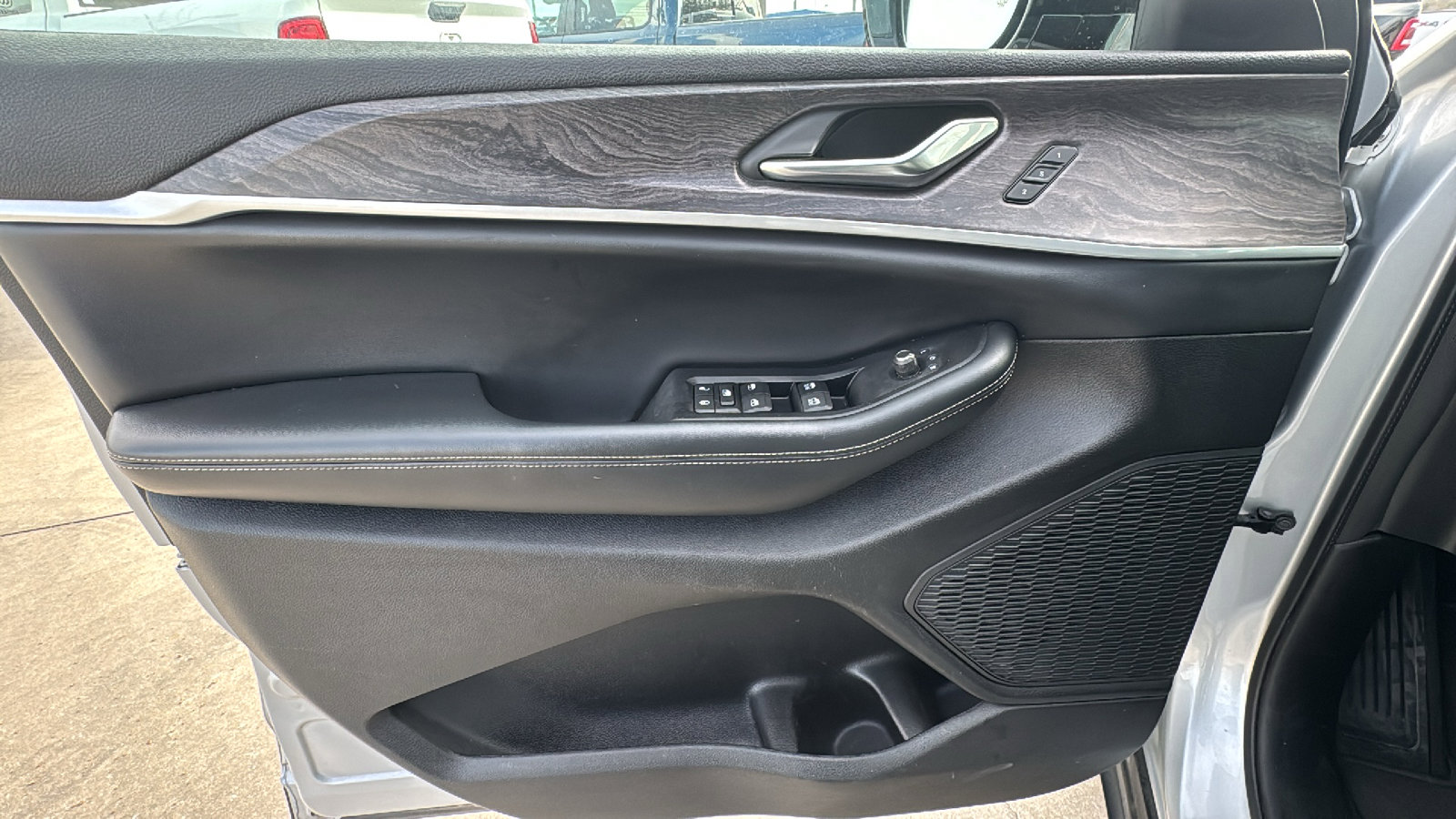 Certified 2024 Jeep Grand Cherokee L Limited w/ Luxury Tech Group II image 12