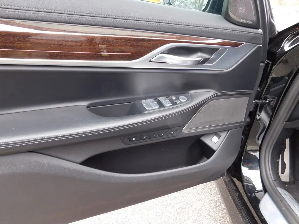 Used 2022 BMW 740i xDrive w/ M Sport Package image 15