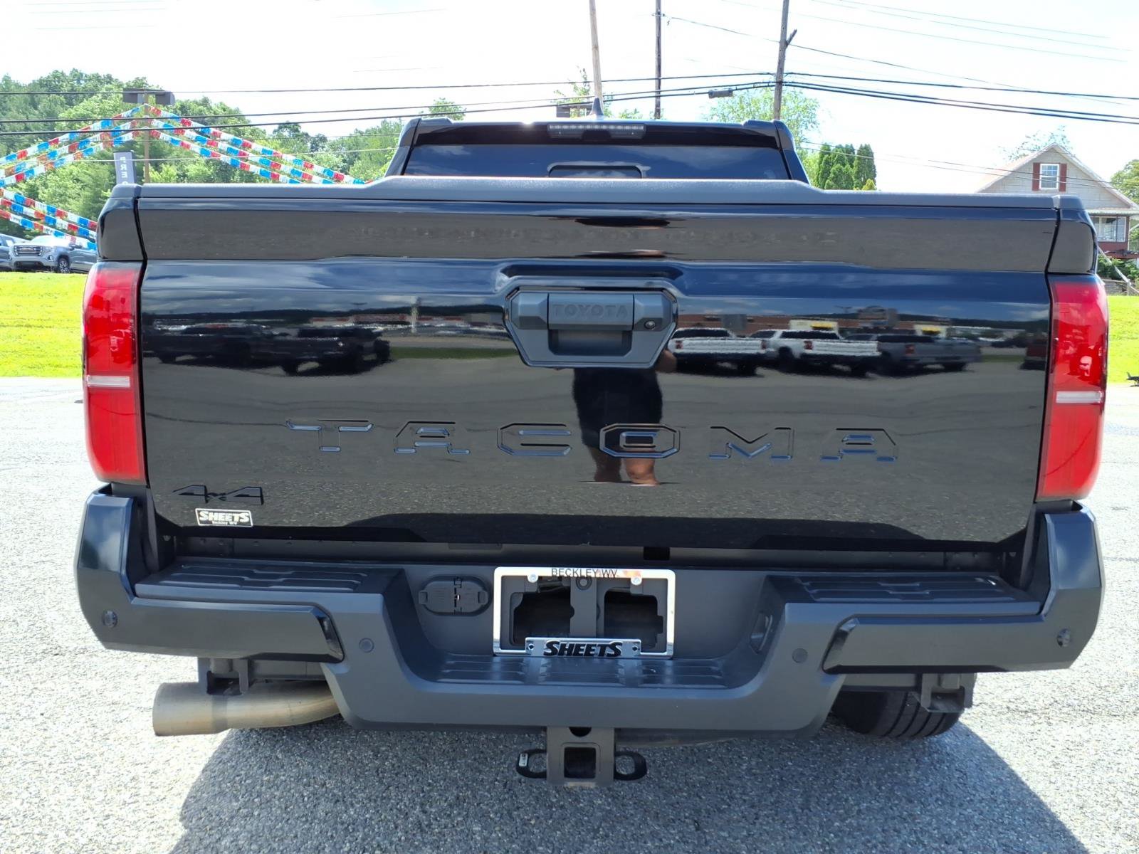 Used 2024 Toyota Tacoma TRD Sport w/ TRD Sport Upgrade Package AWD/4WD image 5