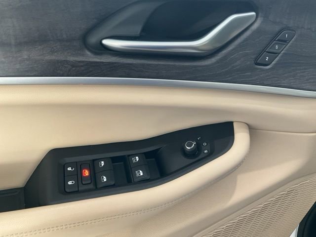 Used 2023 Jeep Grand Cherokee Limited image 6