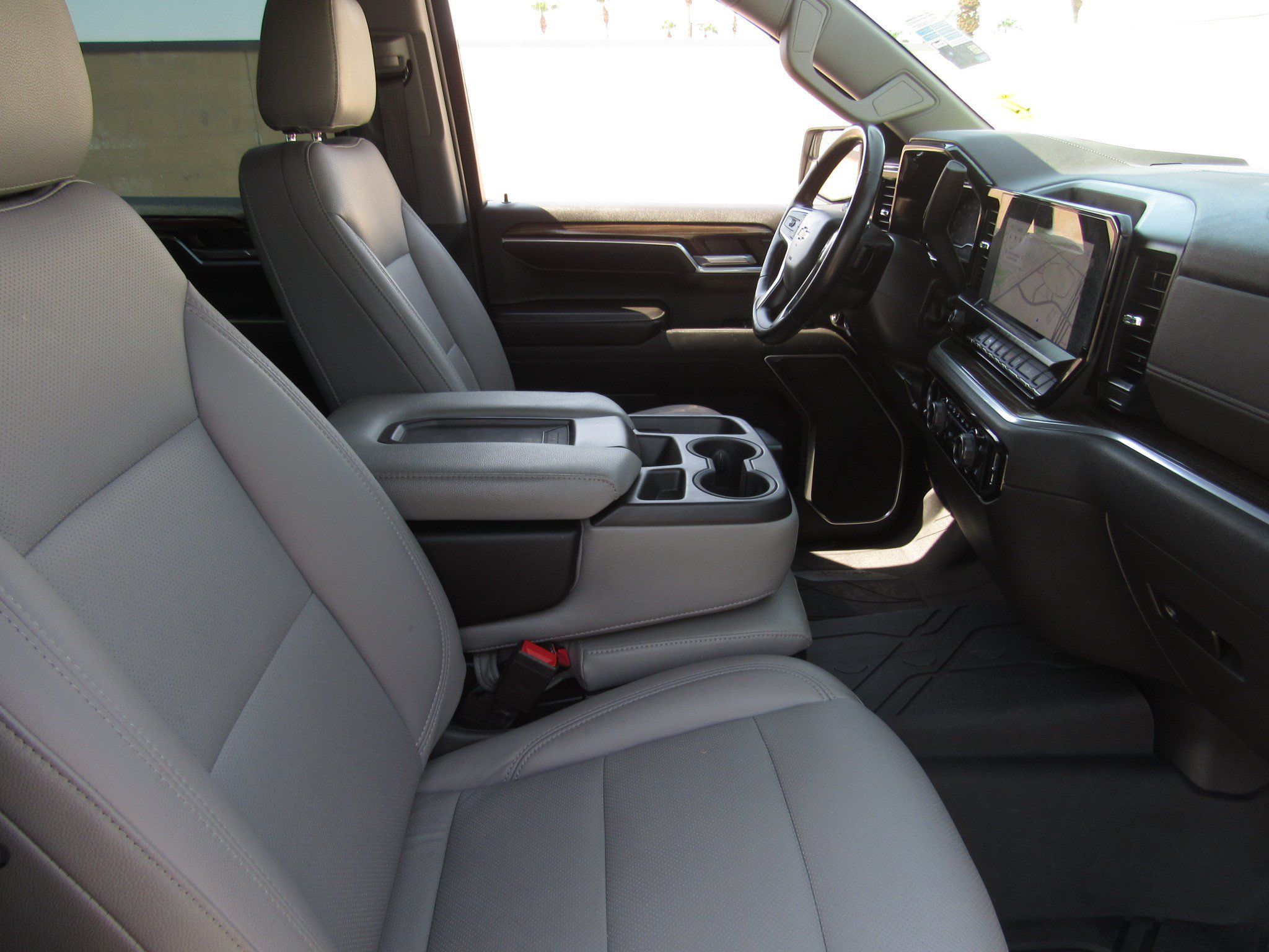 Used 2022 Chevrolet Silverado 1500 LT w/ Z71 Off-Road Package AWD/4WD image 9