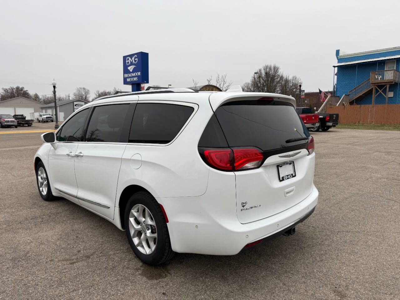 Used 2017 Chrysler Pacifica Touring-L Plus w/ Advanced Safetytec Group FWD image 3