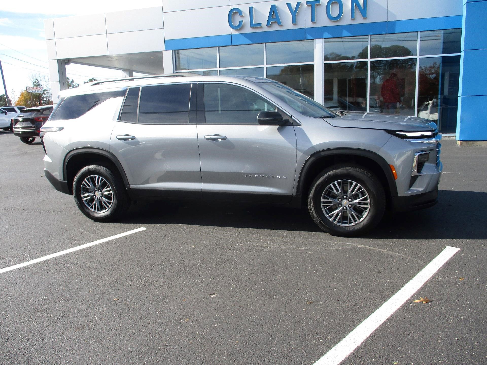 Used 2025 Chevrolet Traverse LT image 1