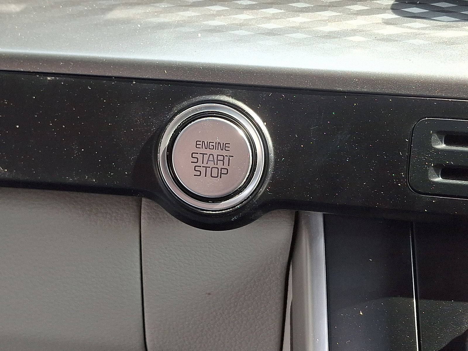 Used 2024 Kia Carnival LX FWD image 26