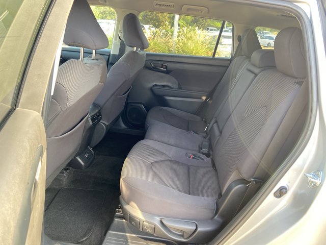 Used 2023 Toyota Highlander LE AWD/4WD image 16