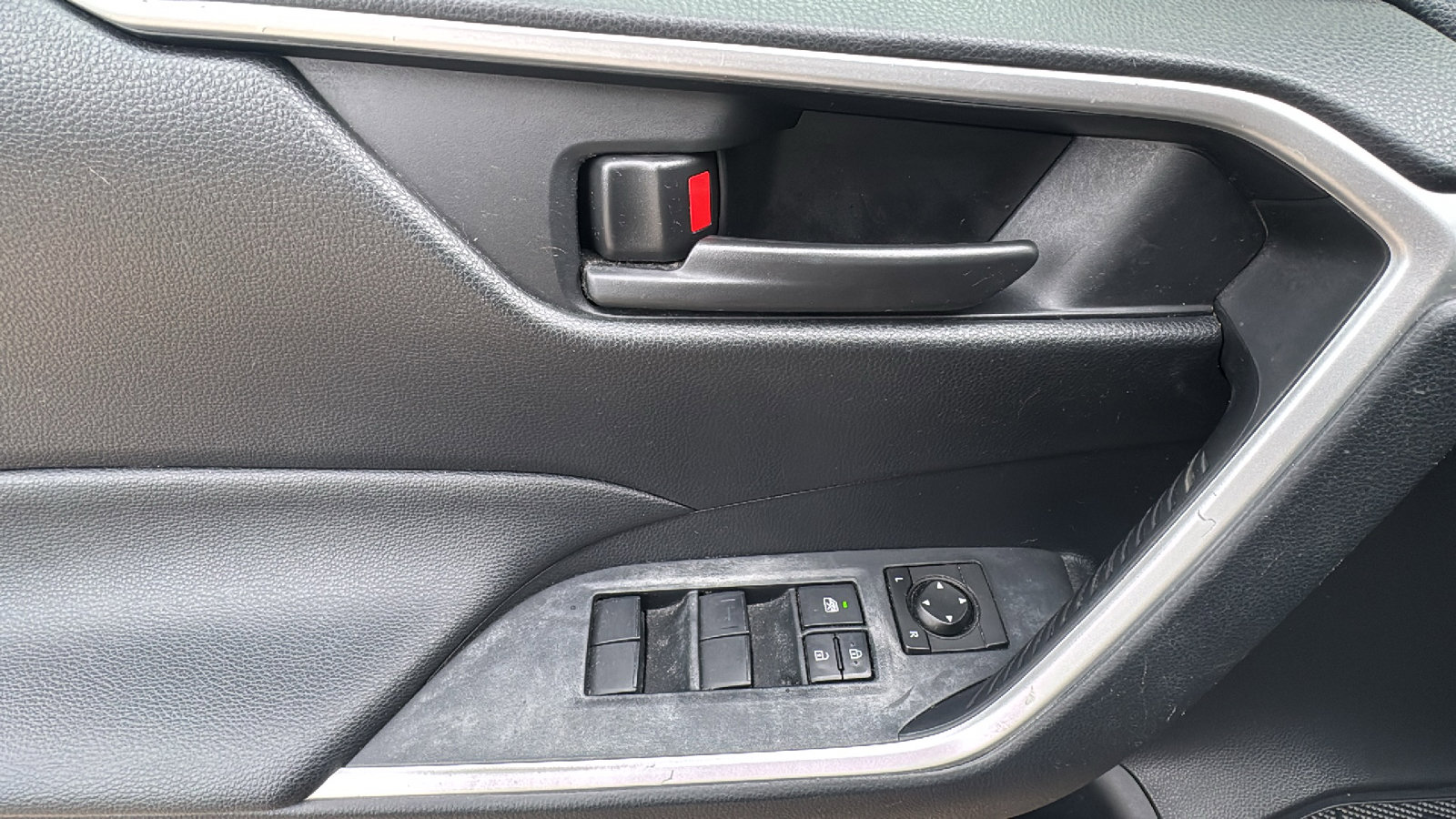 Used 2019 Toyota RAV4 LE FWD image 12