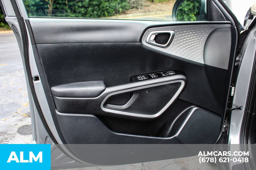 Used 2025 Kia Soul LX w/ LX Technology Package FWD image 35