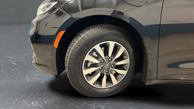 Used 2022 Chrysler Pacifica Touring-L FWD image 37