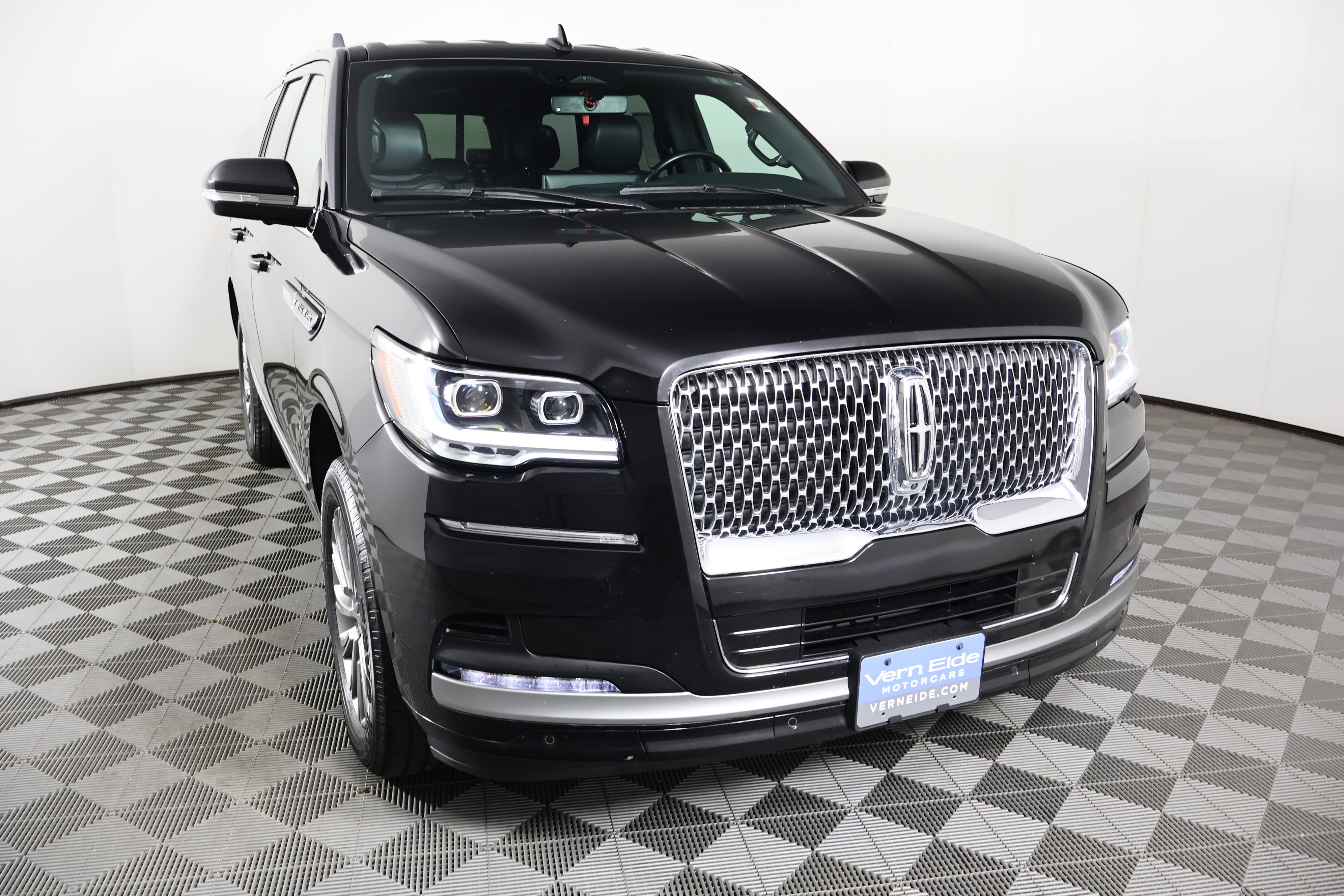Used 2024 Lincoln Navigator Premiere image 3