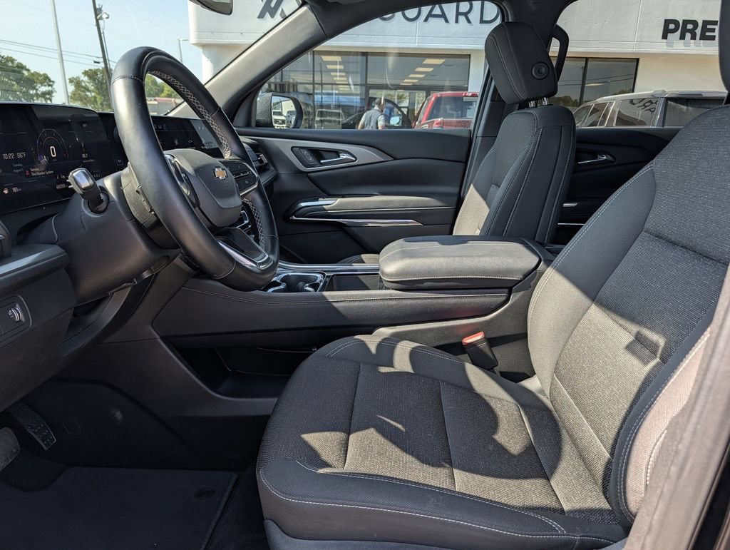Used 2025 Chevrolet Traverse LT FWD image 25